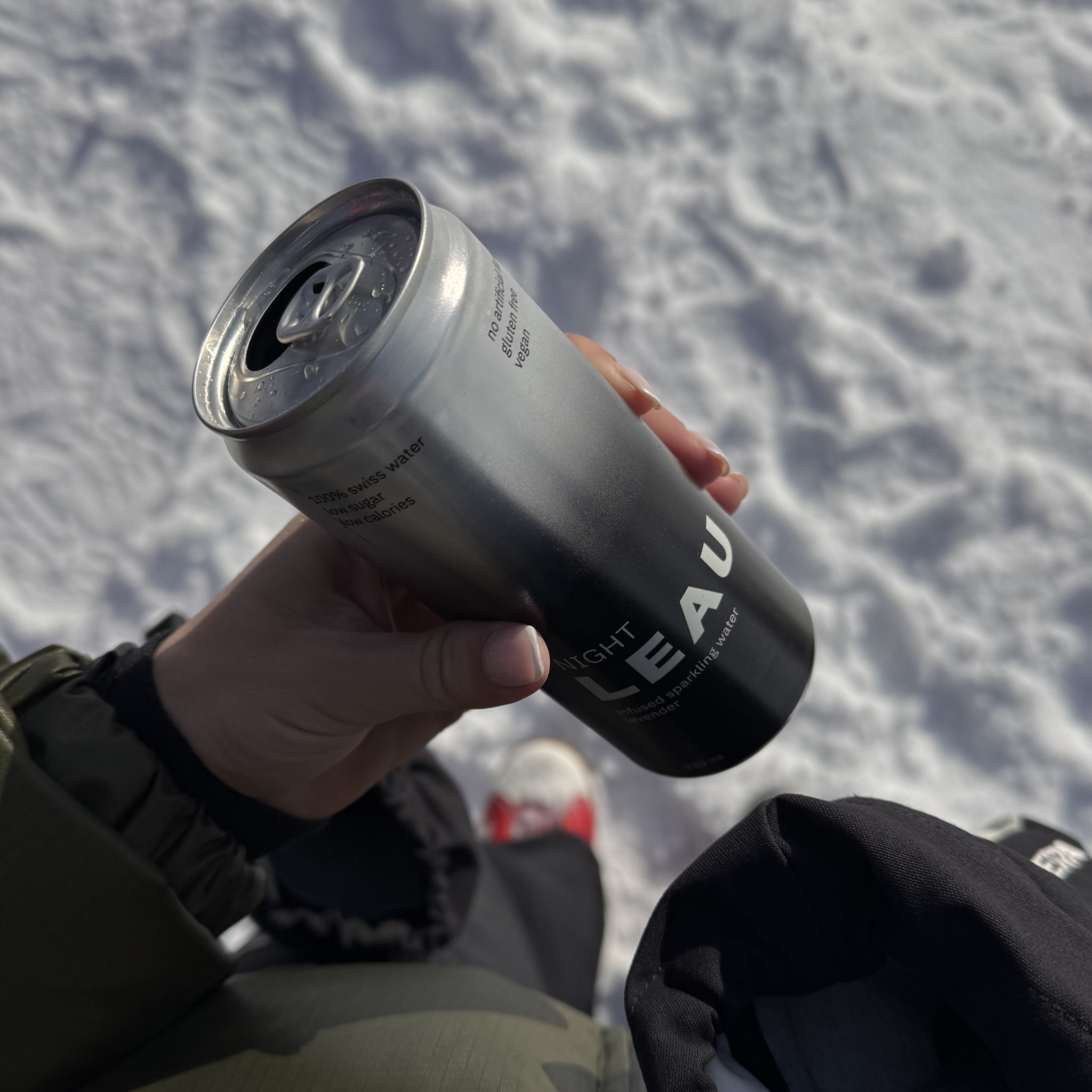 LEAUNIGHTcan in hand